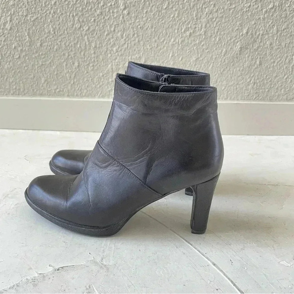 Stuart Weitzman Black Leather Back Zip Ankle Boots Booties Size 5.5M - Picture 2 of 11